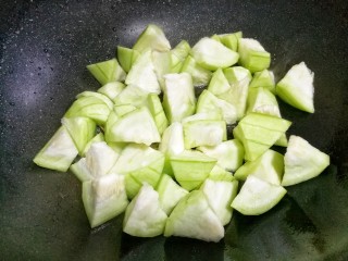 6、丝瓜毛豆虾米汤,加丝瓜翻炒。