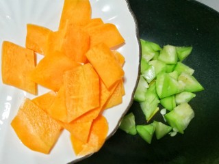 7、丝瓜毛豆虾米汤,加入胡萝卜。