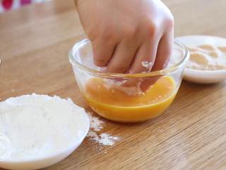 18、黄金虾球12m+（宝宝辅食）,包好的虾先放淀粉里滚一圈，再沾上鸡蛋液、最后外面裹一层面包糠，虾球准备工作就基本完成啦~