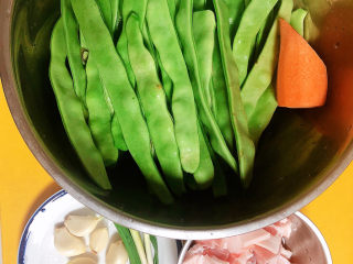 1、爆炒豆角,准备好食材，豆角、五花肉、葱姜蒜、胡萝卜。