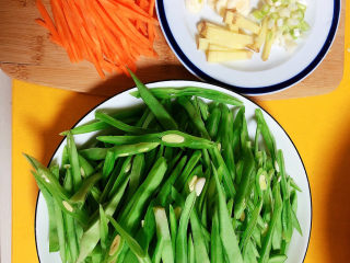 2、爆炒豆角,蔬菜切丝待用。