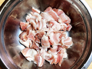 3、爆炒豆角,五花肉切片，放入碗中。