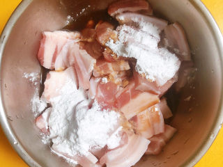 4、爆炒豆角,腌制五花肉，放盐、料酒、生抽、蚝油、淀粉。