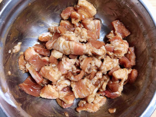 5、爆炒豆角,搅拌均匀腌制10分钟。