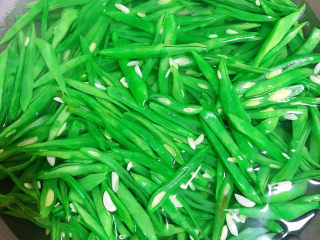 6、爆炒豆角,锅中烧开水，放入豆角丝。