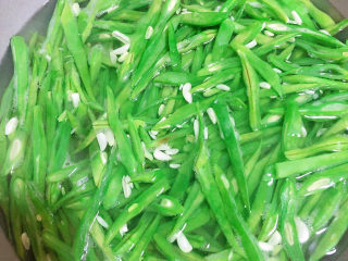 7、爆炒豆角,放一些盐，将豆角丝烫两分钟。