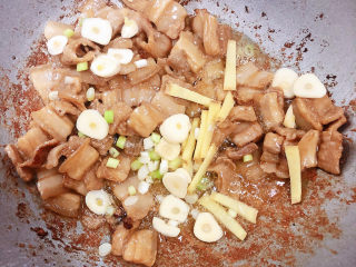 11、爆炒豆角,放入葱姜蒜翻炒。