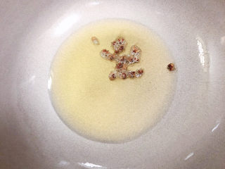 9、爆炒豆角,锅中放油，煸香花椒。