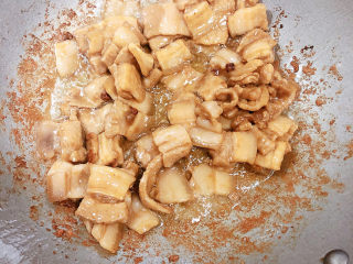 10、爆炒豆角,放入五花肉翻炒均匀。