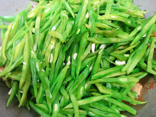 12、爆炒豆角,放入豆角丝翻炒均匀。