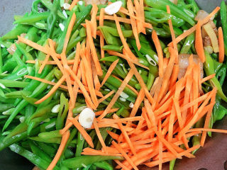 13、爆炒豆角,再放入胡萝卜丝，继续翻炒。