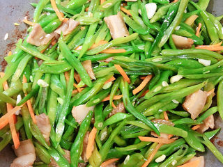 14、爆炒豆角,放入盐、生抽，翻炒均匀，就可以出锅了。