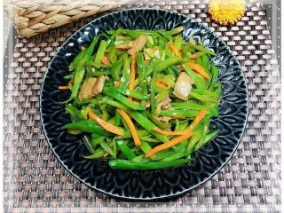 15、爆炒豆角,一盘营养丰富的爆炒豆角就上桌了！颜色绿油油的很诱人！