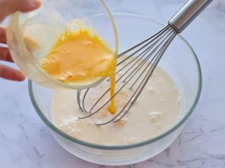 10、奶油红豆派,将打散的蛋液倒入淡奶油中搅拌均匀