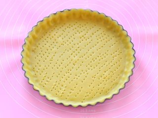 16、奶油红豆派,用叉子在饼底扎上小眼
