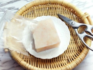 2、#辅食计划#蒸出来的虾肉鸡蛋卷,将麟虾肉去掉外包装。