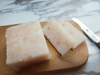 4、#辅食计划#蒸出来的虾肉鸡蛋卷,将南极麟虾切片。