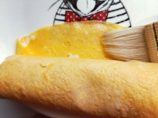 10、#辅食计划#蒸出来的虾肉鸡蛋卷,卷好后，接口处刷上少许蛋液。