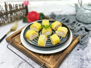 13、#辅食计划#蒸出来的虾肉鸡蛋卷,出锅晾凉切块。适合两岁半以上对海鲜和蛋不过敏的宝宝食用。