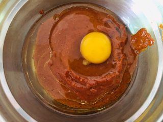 5、枸杞红枣饼干,加入鸡蛋和核桃油。