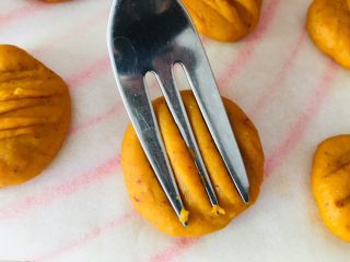 9、枸杞红枣饼干,用叉子压扁。