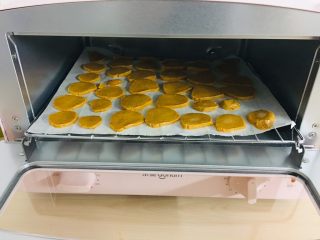 13、枸杞红枣饼干,上下火230度8分钟。