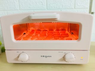 14、枸杞红枣饼干,口感比较脆香。