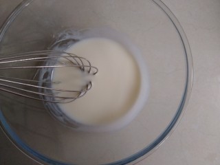 1、圣诞树根蛋糕,牛奶和玉米油搅拌均匀，乳化好