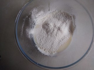 2、圣诞树根蛋糕,筛入面粉