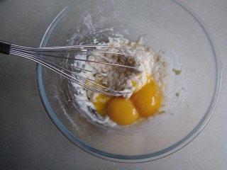 3、圣诞树根蛋糕,拌几下，不见干粉即可，将蛋黄分两次加入