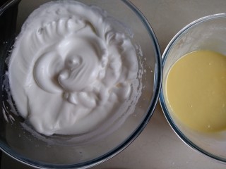 5、圣诞树根蛋糕,分三次加细砂糖到蛋清中，用电动打蛋器打至湿性发泡