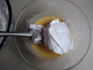 6、圣诞树根蛋糕,取1/3打发好的蛋白霜放入到蛋黄糊里，从上往下切拌均匀