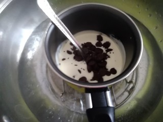 14、圣诞树根蛋糕,90克淡奶油隔热水加热，倒入巧克力豆搅拌至巧克力全部溶解，成巧克力酱