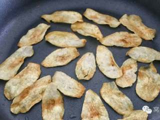 6、宝宝辅食:芋头脆片,不断翻面,直至烘煎至两面金黄,前后差不多花了18分钟的时间,因为用小火,可一边烘一边干点其他事情,时不时回来看一眼就可以了。