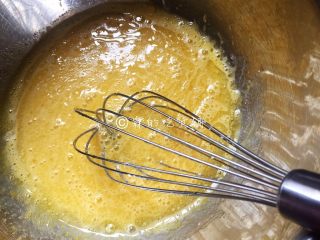 4、圣诞树桩蛋糕,再用手动打蛋器搅打均匀