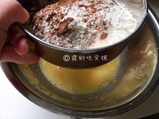 5、圣诞树桩蛋糕,低粉和可可粉混合均匀后，筛入蛋黄糊中