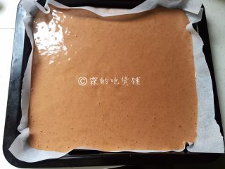 11、圣诞树桩蛋糕,用同样的手法翻拌均匀，倒入铺了油纸或油布的烤盘，用手端着烤盘在桌子上面用力震几下，把大气泡震出