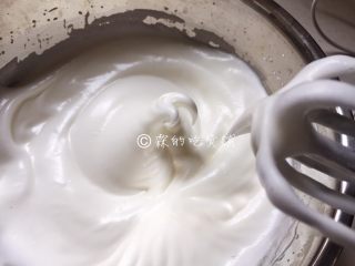 9、圣诞树桩蛋糕,打发到湿性发泡，也就是能拉出大弯勾就可以了