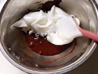 10、圣诞树桩蛋糕,盛三分之一的蛋清到蛋黄糊中，用橡皮刮刀翻拌均匀（翻拌，就是从底部往上翻拌，切不可划圈搅拌），翻拌均匀，再把蛋黄糊全部倒入盛蛋清的盆中