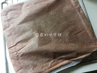 12、圣诞树桩蛋糕,烤箱预热后，中下层，180度，15分钟左右（具体的时间、温度请根据自家烤箱灵活设定）烤好后倒扣在晾架上晾凉