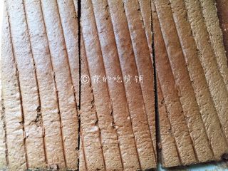 13、圣诞树桩蛋糕,蛋糕冷却后切成三片