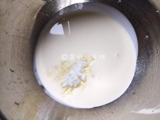 14、圣诞树桩蛋糕,淡奶油加入细砂糖（这里细砂糖的量，用了平时的一半，因为考虑到抹面还是甜的，所以里面的夹馅就减少了点甜度）