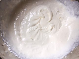 15、圣诞树桩蛋糕,淡奶油打发到稍有点纹路，还会流动的状态就可以了