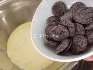 17、圣诞树桩蛋糕,巧克力加入淡奶油中隔水加热至熔化