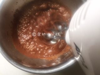 18、圣诞树桩蛋糕,熔化后的奶油巧克力晾凉，稍稍打发一下