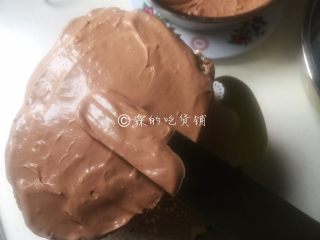19、圣诞树桩蛋糕,随后用刮刀涂抹在蛋糕坯上