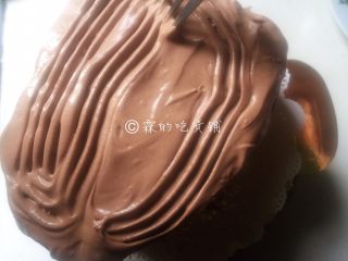 20、圣诞树桩蛋糕,顶部的纹路可以用叉子来划