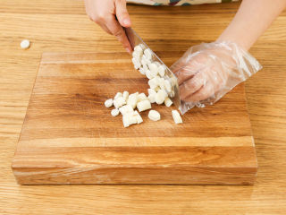 1、芝麻山药麦饼12m+,山药切成片