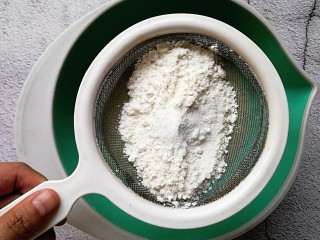 5、苹果千层蛋糕,筛入低筋面粉和泡打粉