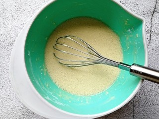 6、苹果千层蛋糕,搅拌成没有颗粒的糊状